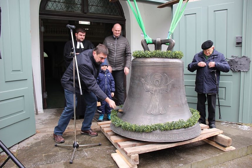 Die erste Glocke f&uuml;r Trinitatiskirche in der Stadt