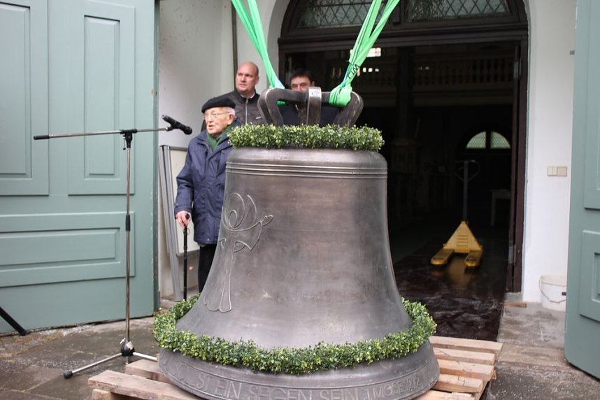 Die erste Glocke f&uuml;r Trinitatiskirche in der Stadt