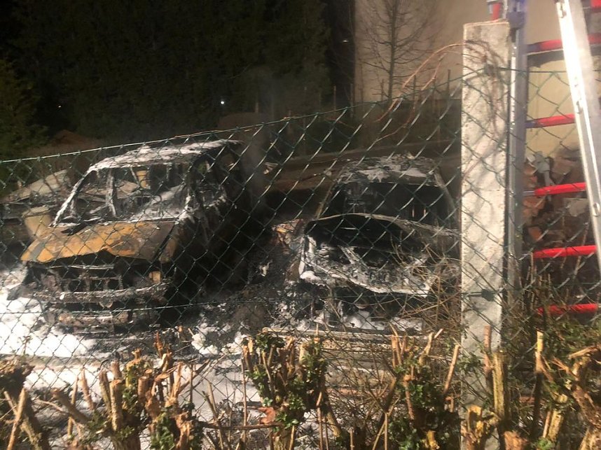 Carport und mehrere Fahrzeuge gehen in Flammen auf