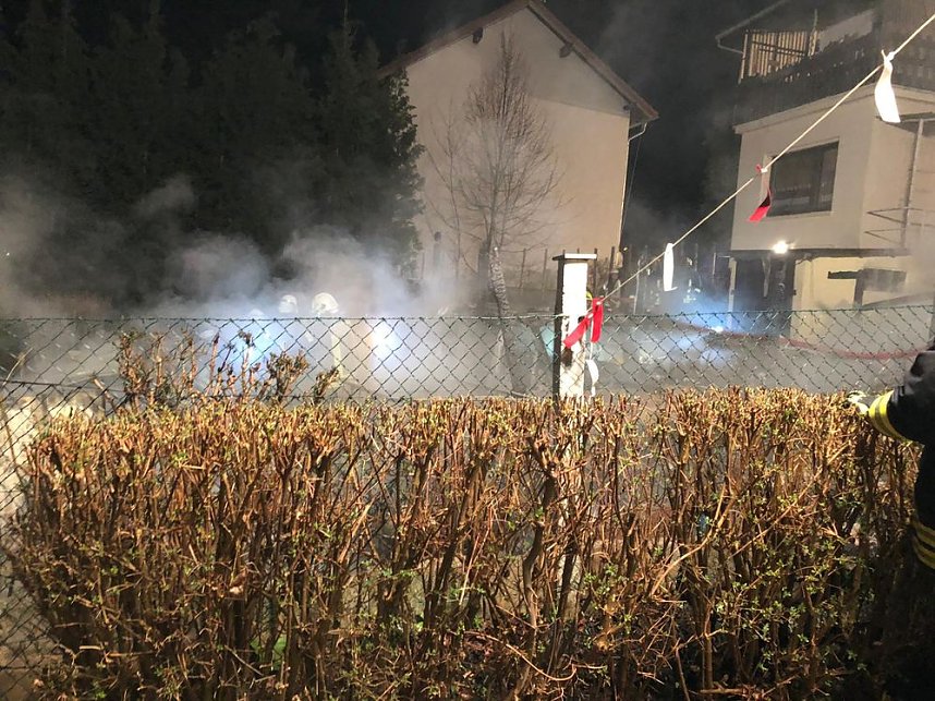 Carport und mehrere Fahrzeuge gehen in Flammen auf