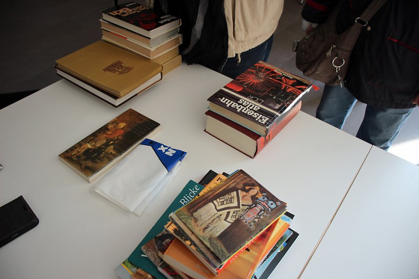 B&uuml;cherschrank regelm&auml;&szlig;ig ge&ouml;ffnet