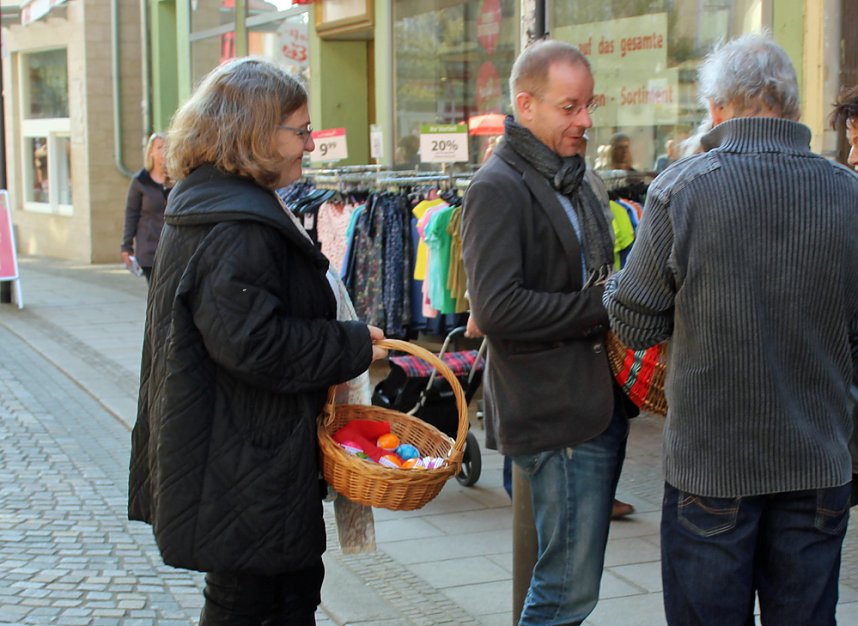 Ostereier an Klein und Gro&szlig; verteilt
