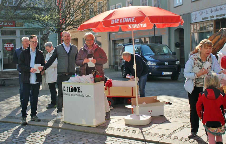 Ostereier an Klein und Gro&szlig; verteilt