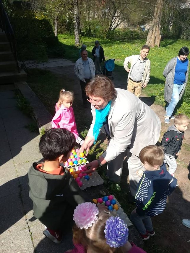 Ostereier im Pfarrgarten