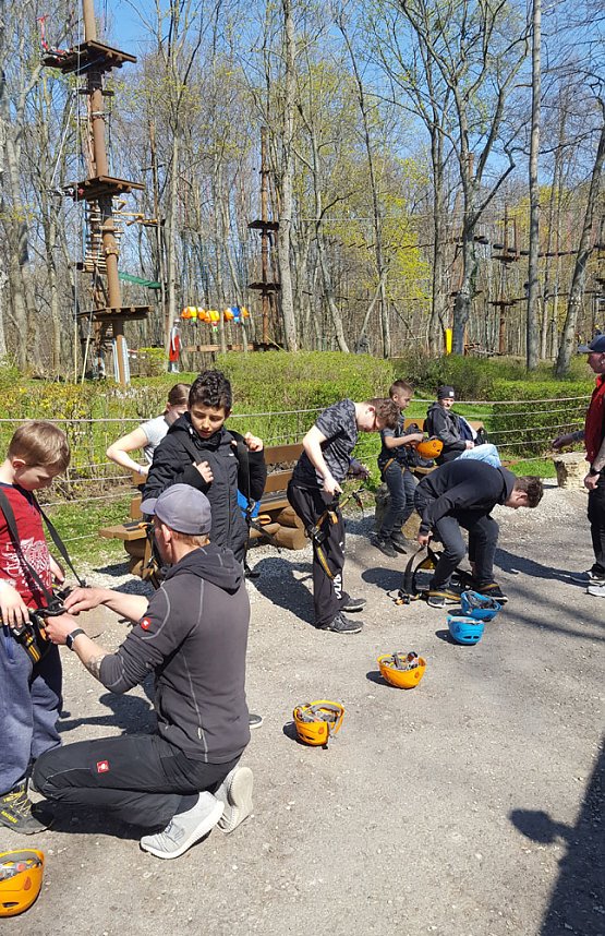 Feriengruppe auch zum Klettern im Freizeitpark Possen�