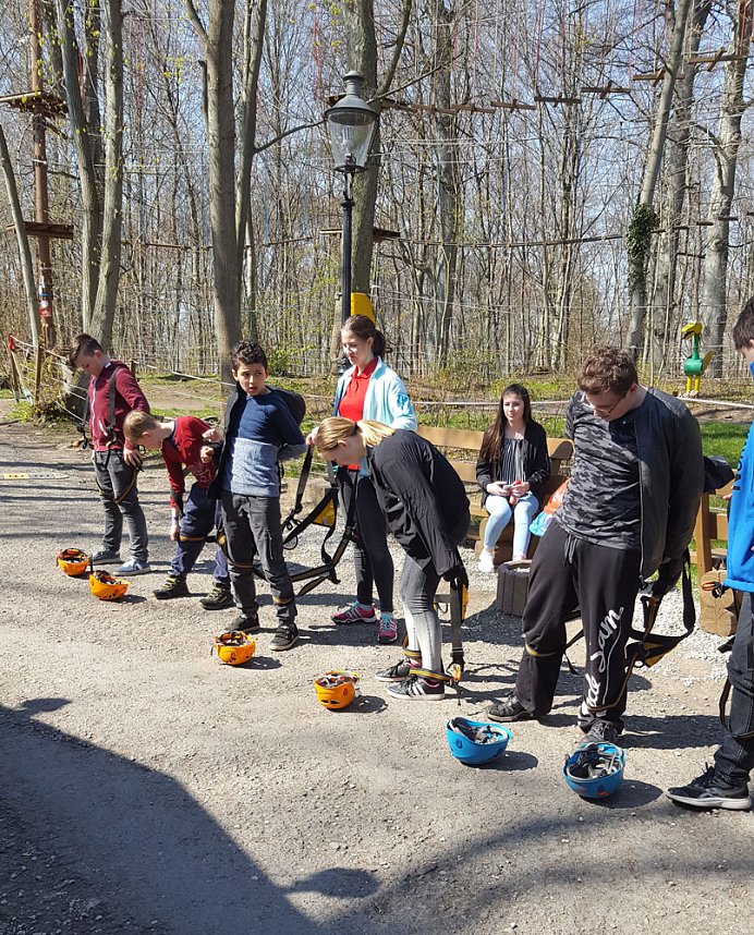 Feriengruppe auch zum Klettern im Freizeitpark Possen�