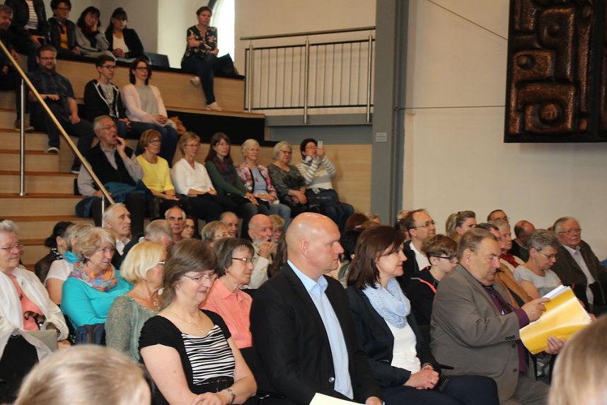 1. Sondersh&auml;user Blutbuchen�K&ouml;nigin gekr&ouml;nt