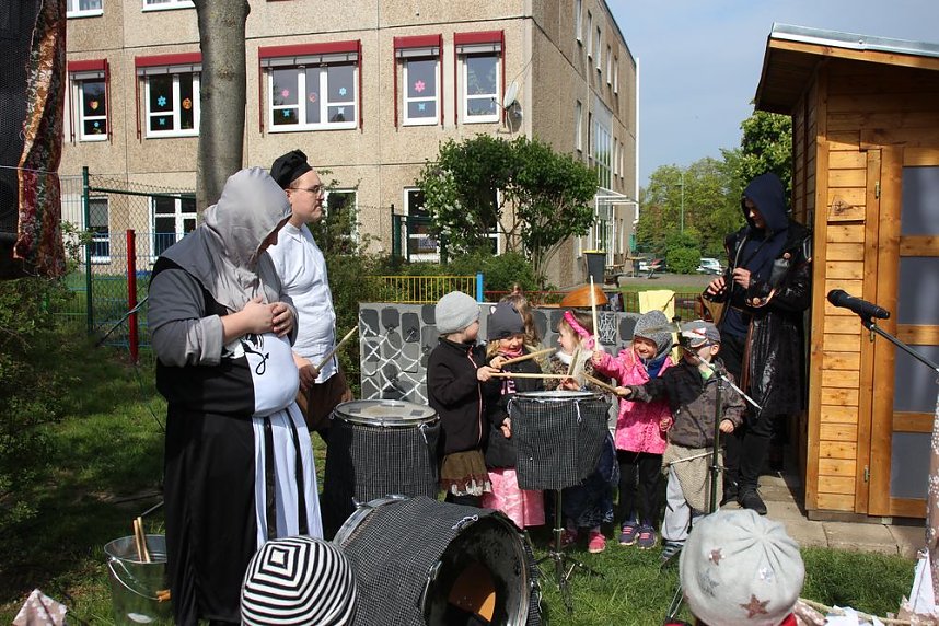 Kitas feiern Mittelalterfest