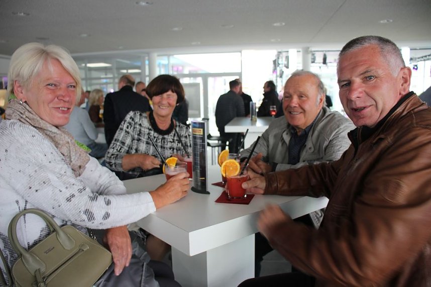 Nach der Arbeit ins Autohaus