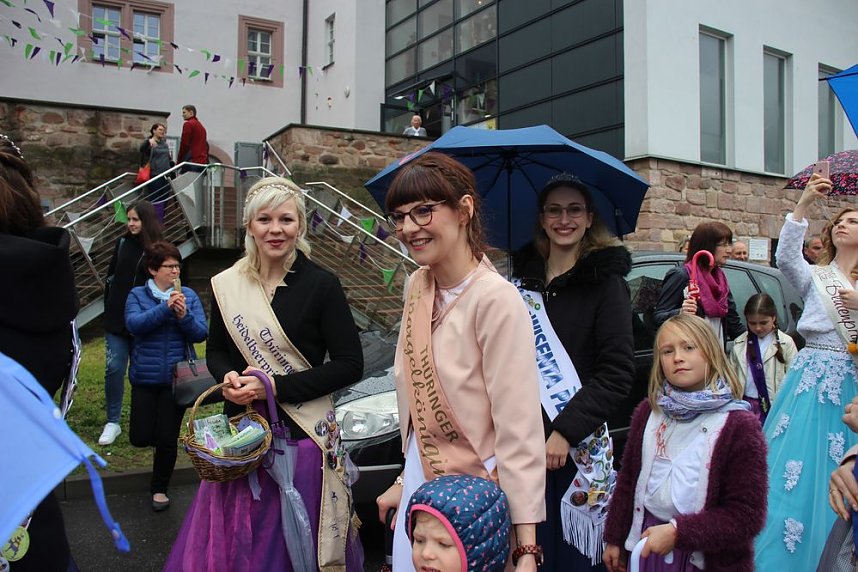 Fliederparade mit Schirm