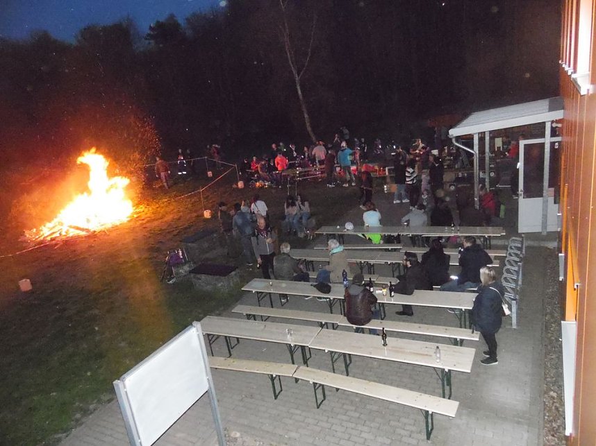-Osterfeuer die Dritte-