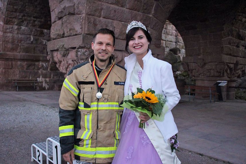 Feuerwehrleute st&uuml;rmen Kyffh&auml;userdenkmal