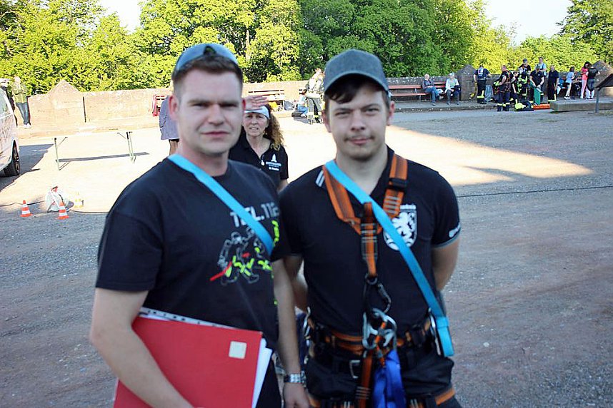 Feuerwehrleute st&uuml;rmen Kyffh&auml;userdenkmal