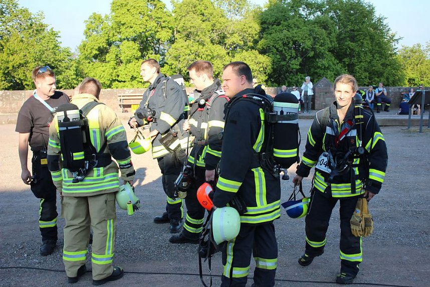Feuerwehrleute st&uuml;rmen Kyffh&auml;userdenkmal