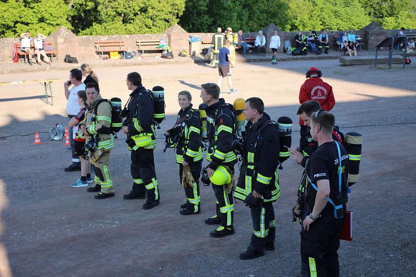 Feuerwehrleute st&uuml;rmen Kyffh&auml;userdenkmal