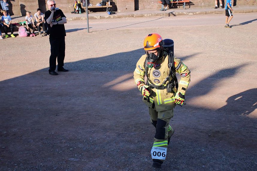 Feuerwehrleute st&uuml;rmen Kyffh&auml;userdenkmal