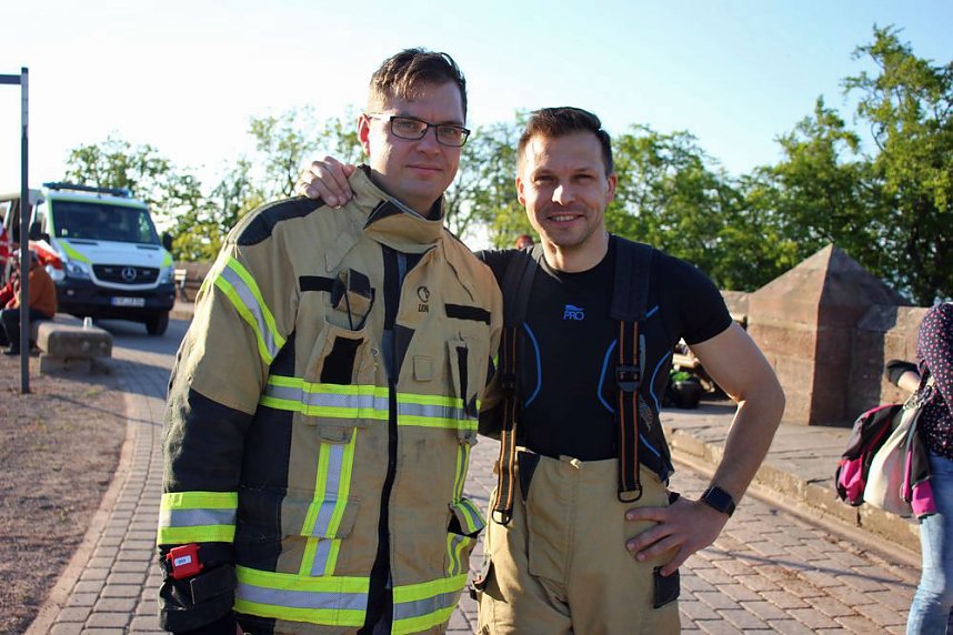 Feuerwehrleute st&uuml;rmen Kyffh&auml;userdenkmal