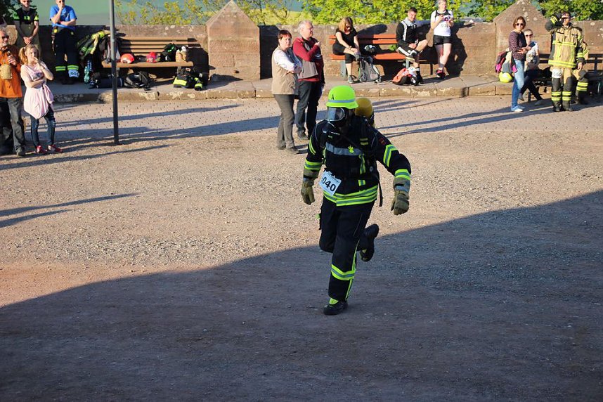 Feuerwehrleute st&uuml;rmen Kyffh&auml;userdenkmal