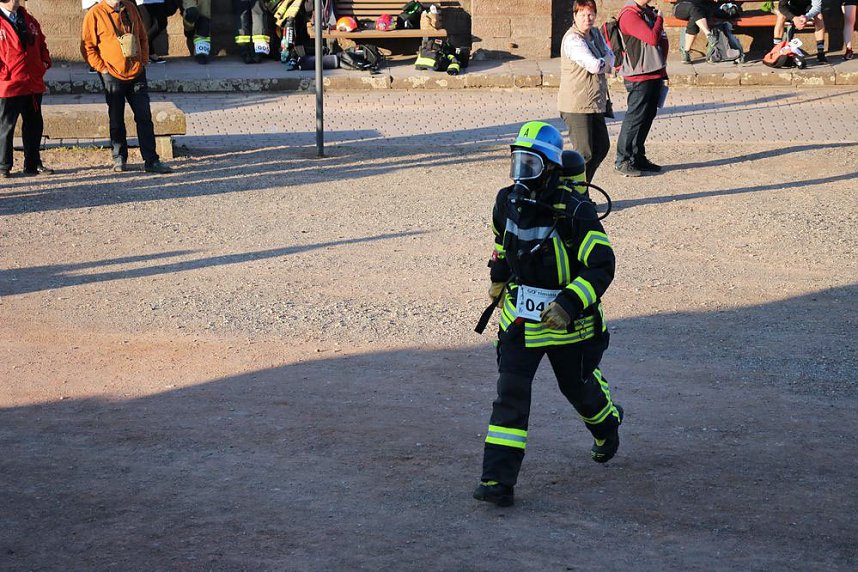 Feuerwehrleute st&uuml;rmen Kyffh&auml;userdenkmal