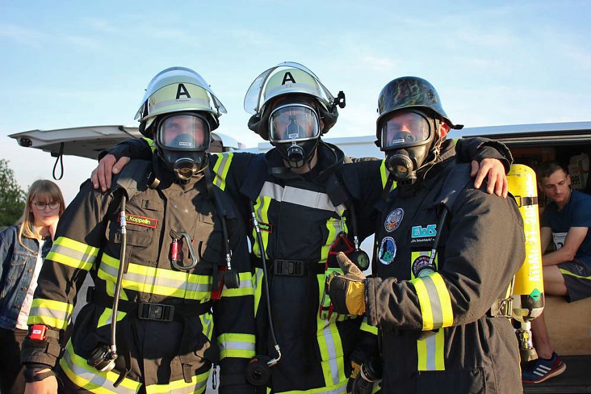 Feuerwehrleute st&uuml;rmen Kyffh&auml;userdenkmal