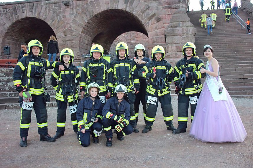 Feuerwehrleute st&uuml;rmen Kyffh&auml;userdenkmal