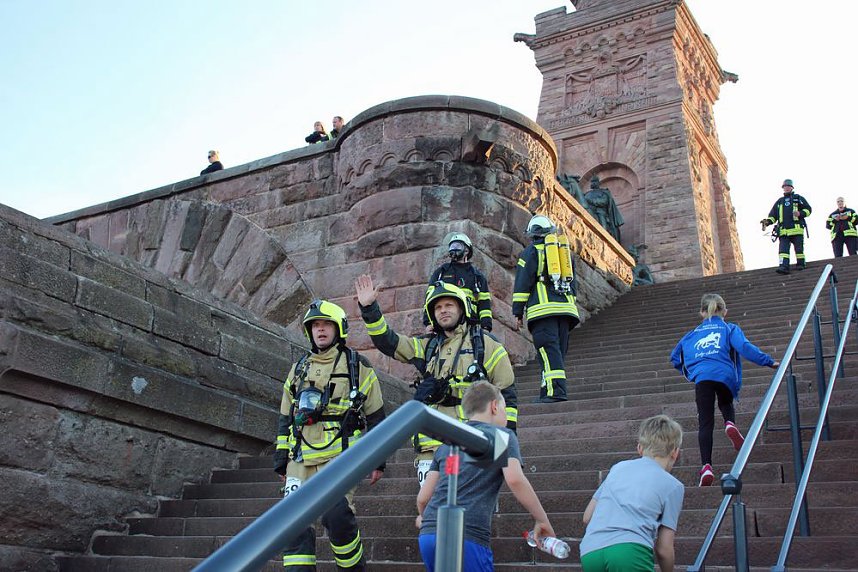 Feuerwehrleute st&uuml;rmen Kyffh&auml;userdenkmal