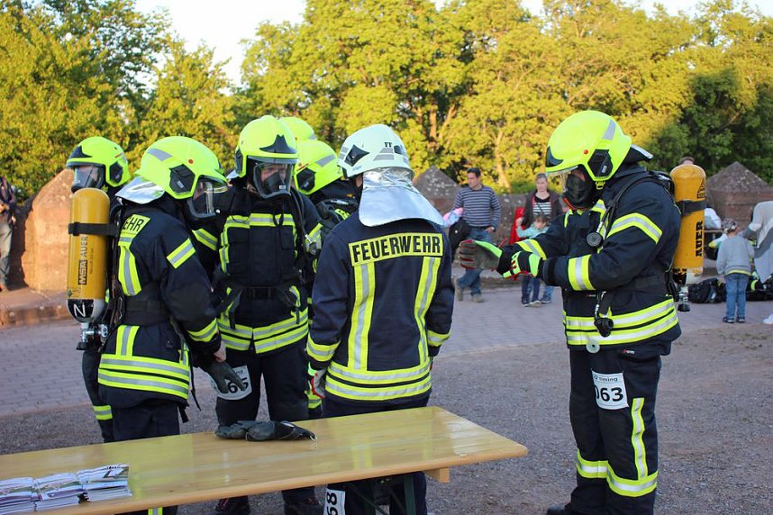 Feuerwehrleute st&uuml;rmen Kyffh&auml;userdenkmal