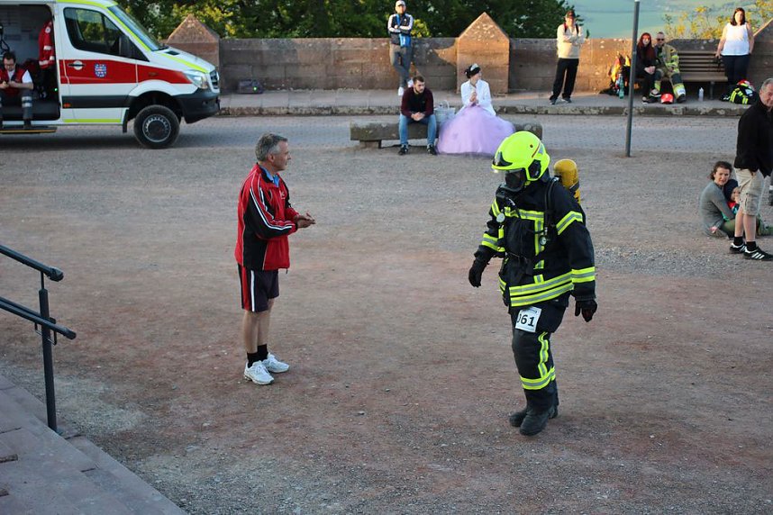 Feuerwehrleute st&uuml;rmen Kyffh&auml;userdenkmal