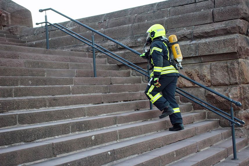 Feuerwehrleute st&uuml;rmen Kyffh&auml;userdenkmal