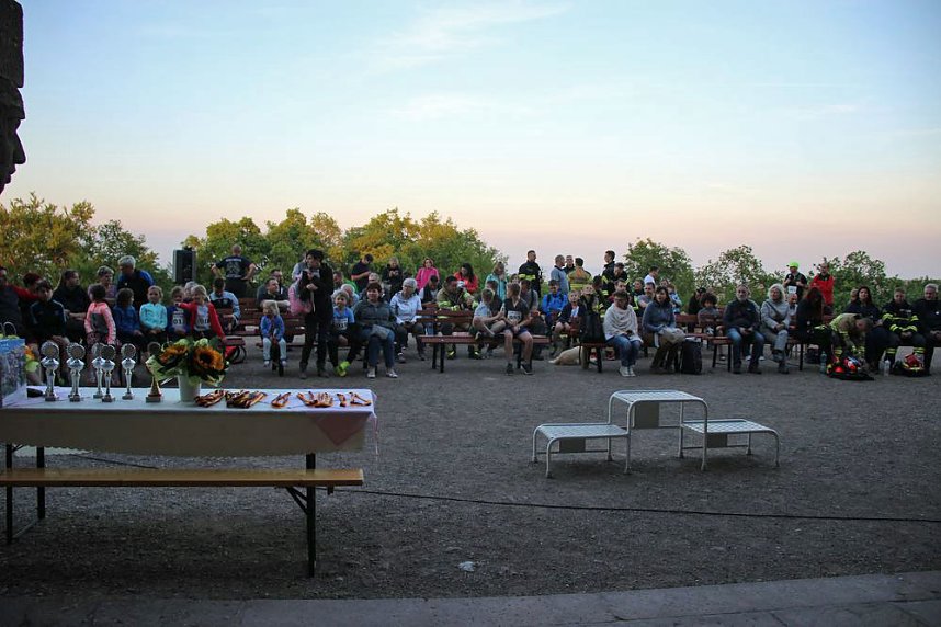 Feuerwehrleute st&uuml;rmen Kyffh&auml;userdenkmal