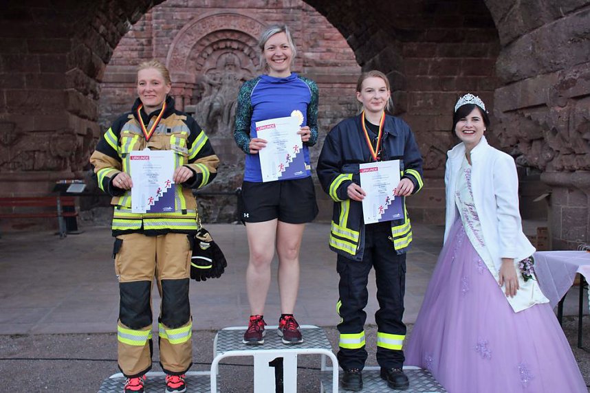 Feuerwehrleute st&uuml;rmen Kyffh&auml;userdenkmal