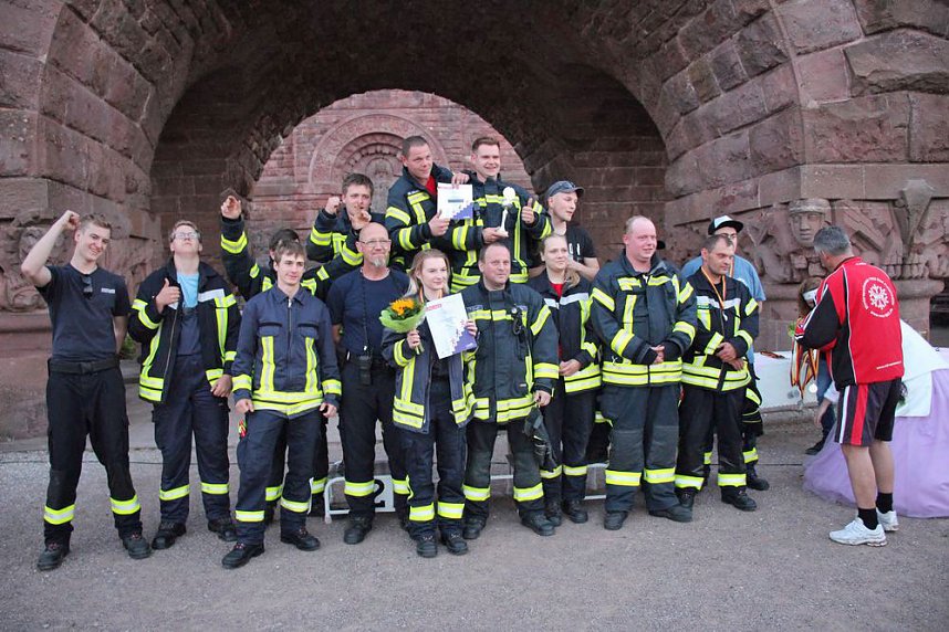 Feuerwehrleute st&uuml;rmen Kyffh&auml;userdenkmal
