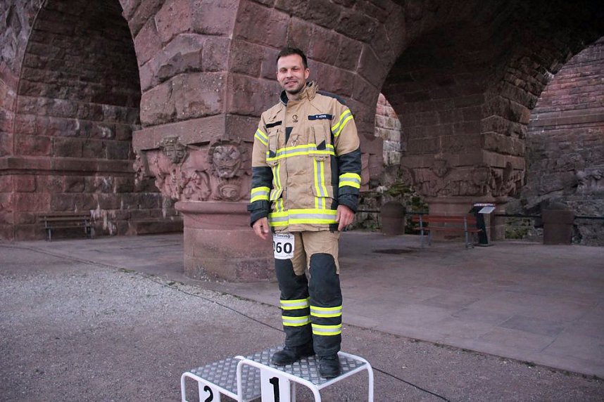 Feuerwehrleute st&uuml;rmen Kyffh&auml;userdenkmal