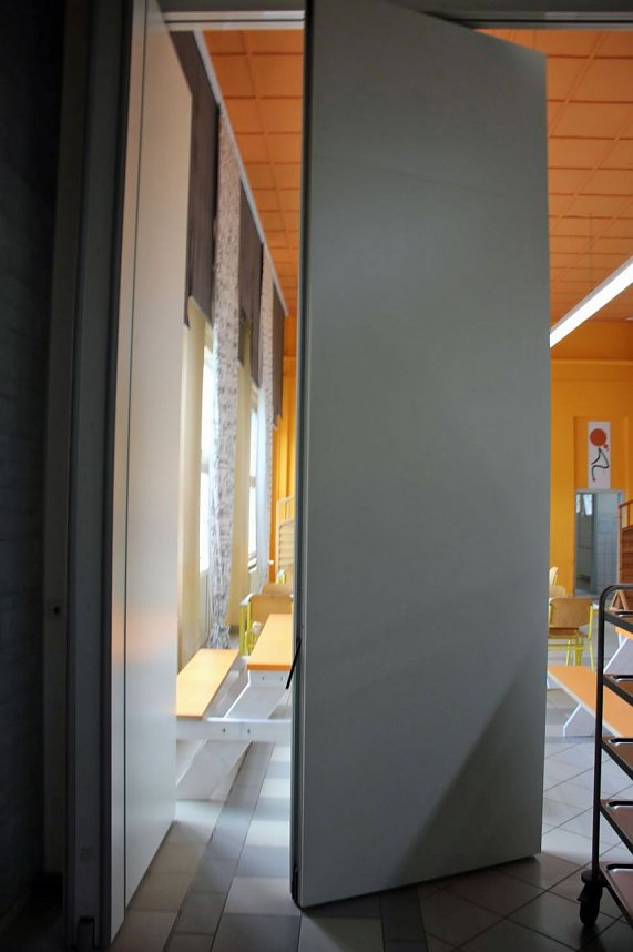 Raumteiler mit D&auml;mmfunktion eingebaut