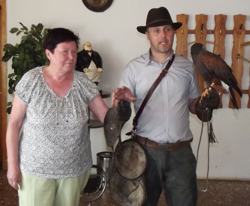 Luca Falke und W&uuml;sten-Bussard Uschi zu Besuch im WB 4