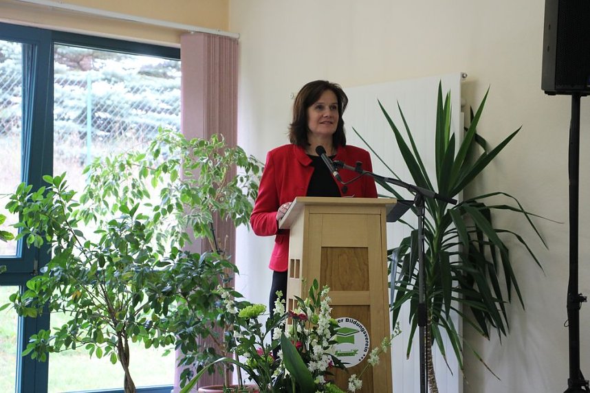 Zeugnis&uuml;bergabe bei Bildungsverein