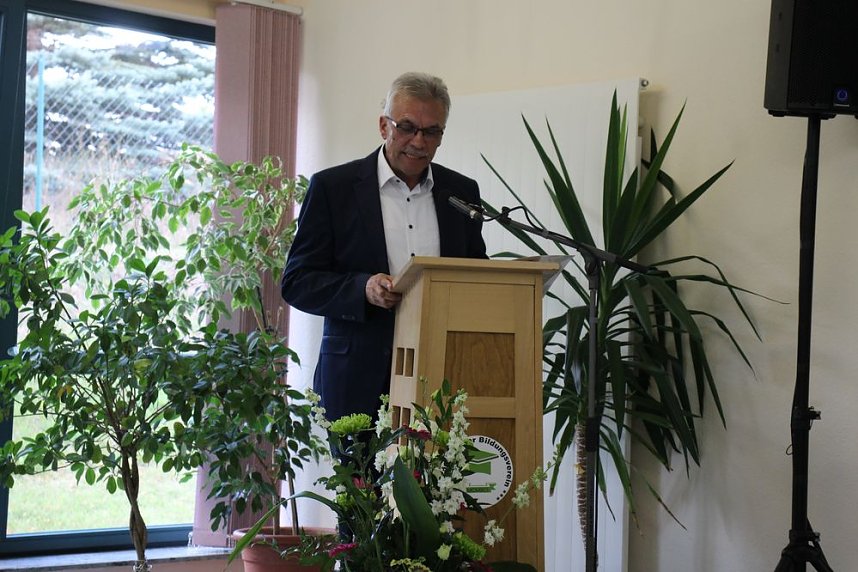 Zeugnis&uuml;bergabe bei Bildungsverein