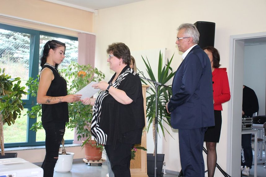 Zeugnis&uuml;bergabe bei Bildungsverein