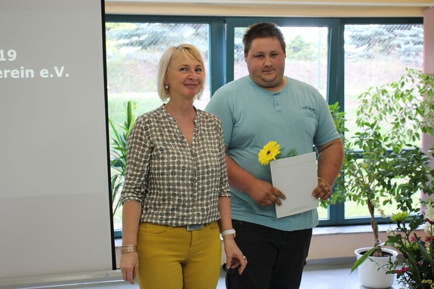 Zeugnis&uuml;bergabe bei Bildungsverein