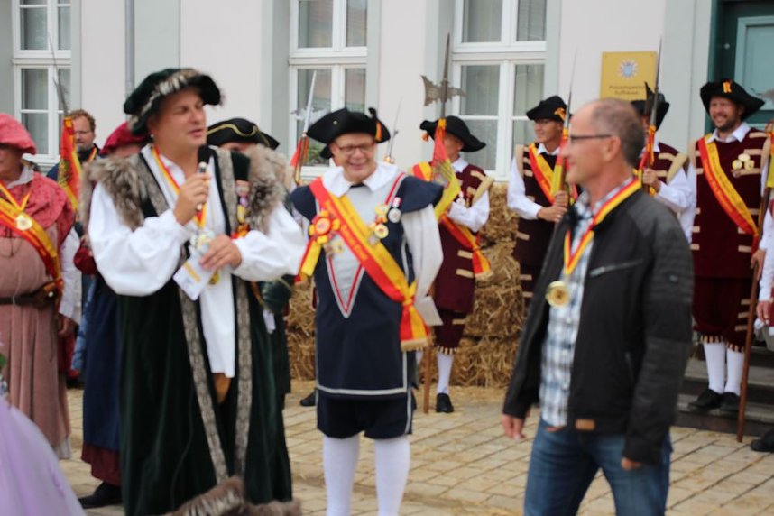 Hausm&auml;nner zogen durch die Kurstadt