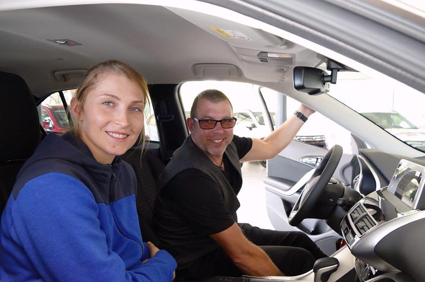 Autos an THC-M&auml;dels &uuml;bergeben