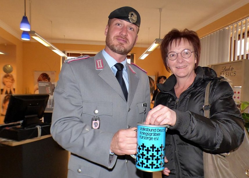 Soldaten sammeln f&uuml;r die Kriegsgr&auml;berf&uuml;rsorge