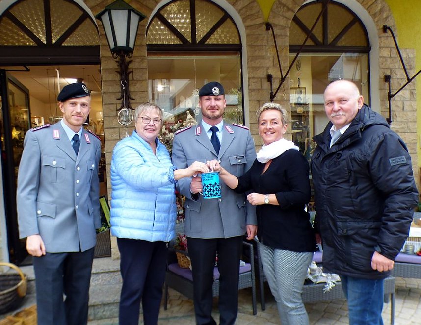 Soldaten sammeln f&uuml;r die Kriegsgr&auml;berf&uuml;rsorge