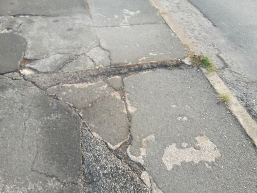 Gehwege und Stra&szlig;en in der Kritik