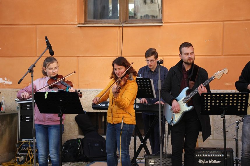 An der Musik "geschnuppert"