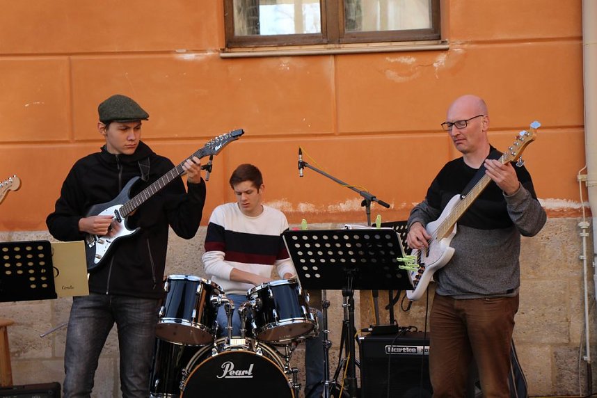 An der Musik "geschnuppert"