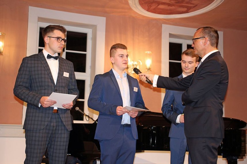 Absolventen f&uuml;r ausgezeichnete   Ausbildungsergebnisse geehrt