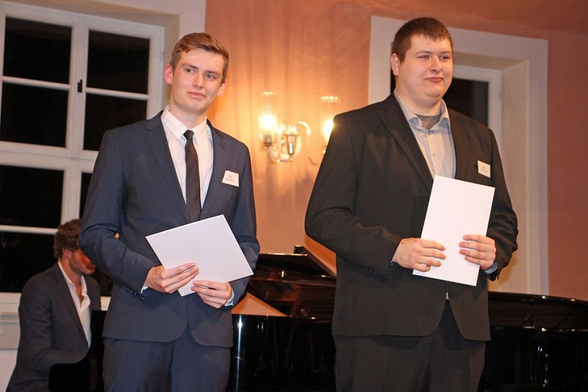 Absolventen f&uuml;r ausgezeichnete   Ausbildungsergebnisse geehrt