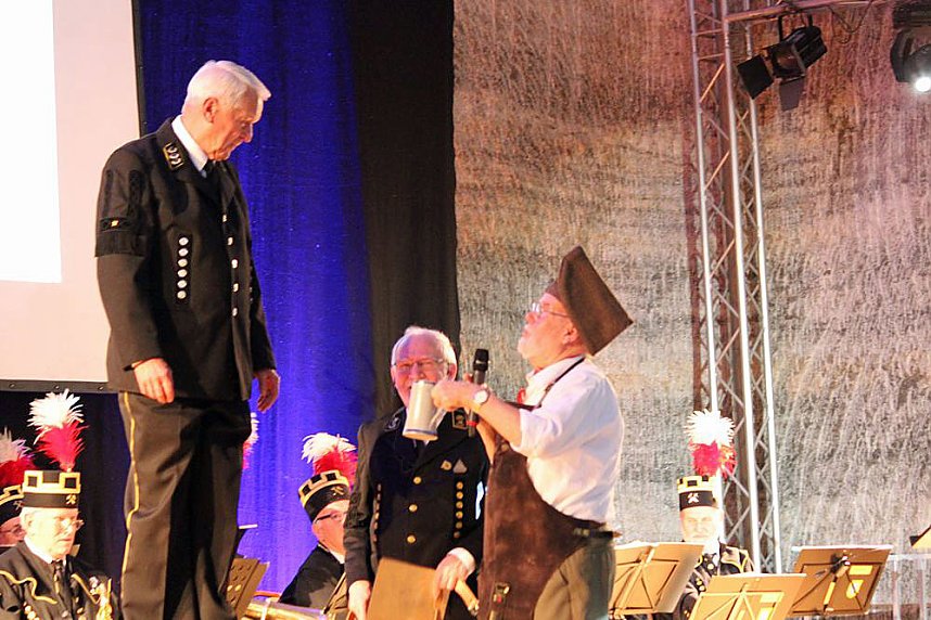 Zwei Mal Ehrenarschleder verliehen