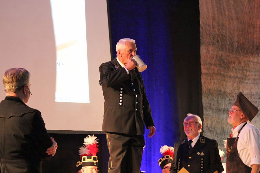 Zwei Mal Ehrenarschleder verliehen